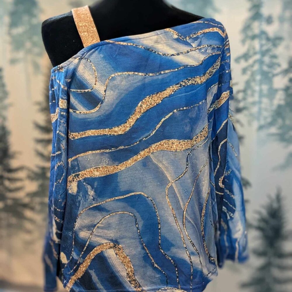 💙 Chic Me Marbled Blue & Gold Cold Shoulder Tee – Size M 💛